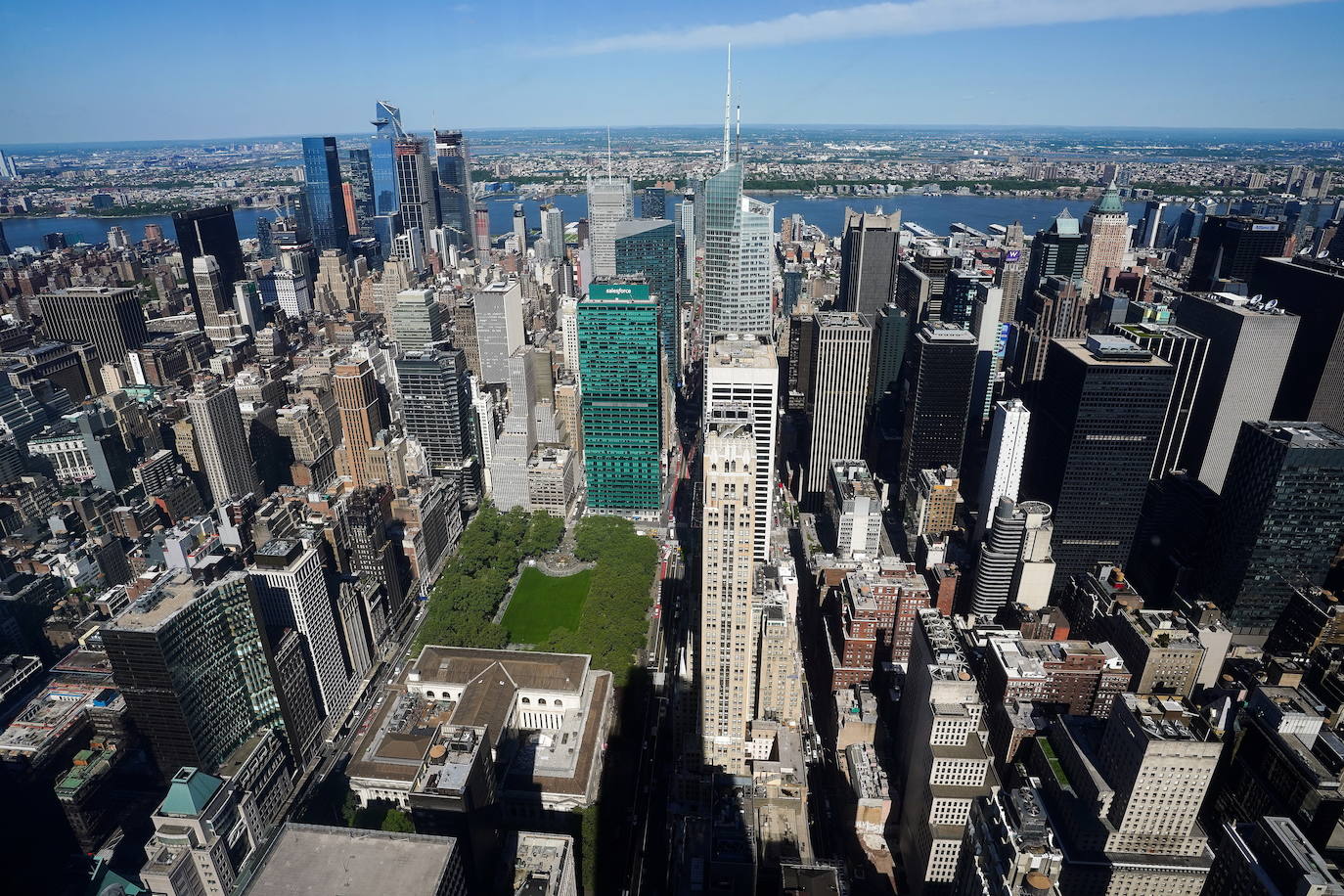 El observatorio Summit One Vanderbilt ofrece una de las vistas más impresionantes de la ciudad de Nueva York. Este lugar, que no se podrá visitar hasta el 21 de octubre porque está remodelándose, corona el edificio One Vanderbilt y se eleva a una altura de 427 metros. 