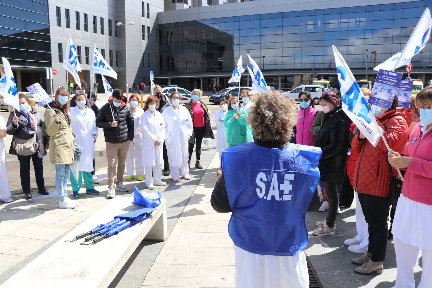 Minuto de silencio durante la concentración de Sae frente al Hospital de León.