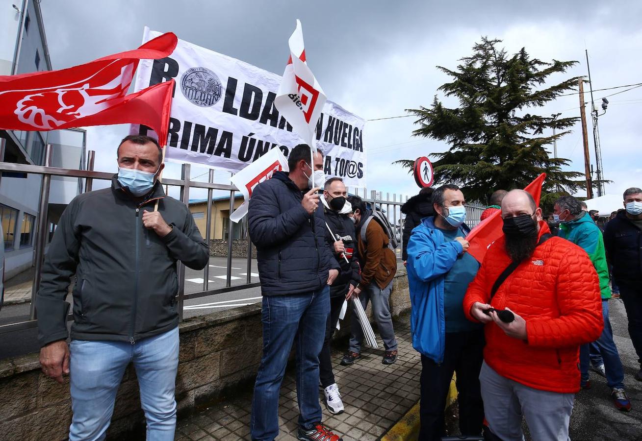 Los empleados de Roldán respaldan la primera jornada de huelga en demanda de una única prima de producción y exigen una propuesta a la empresa.