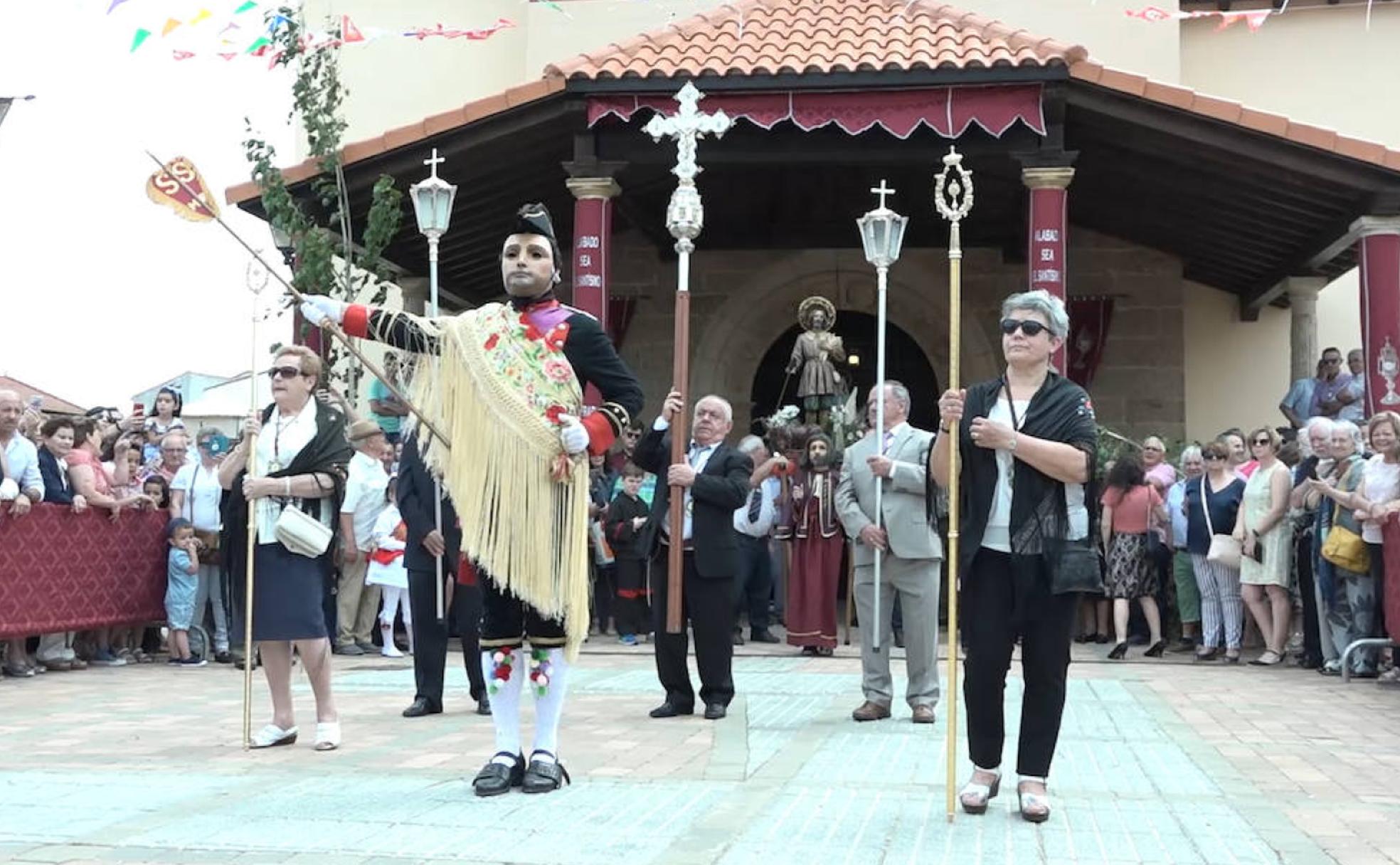 Representación de San Sebastián durante la procesión del Corpus Christi en Laguna de Negrillos.