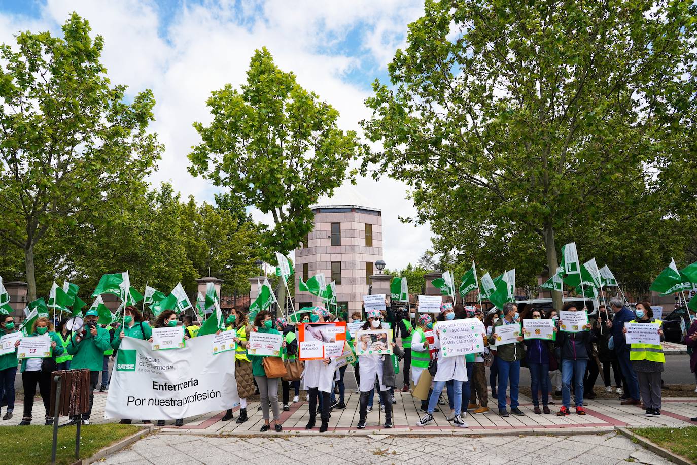 El colectivo de enfermeras reclama igualdad de condiciones laborales y salariales con respecto a las profesionales de servicios sociales y educación. 