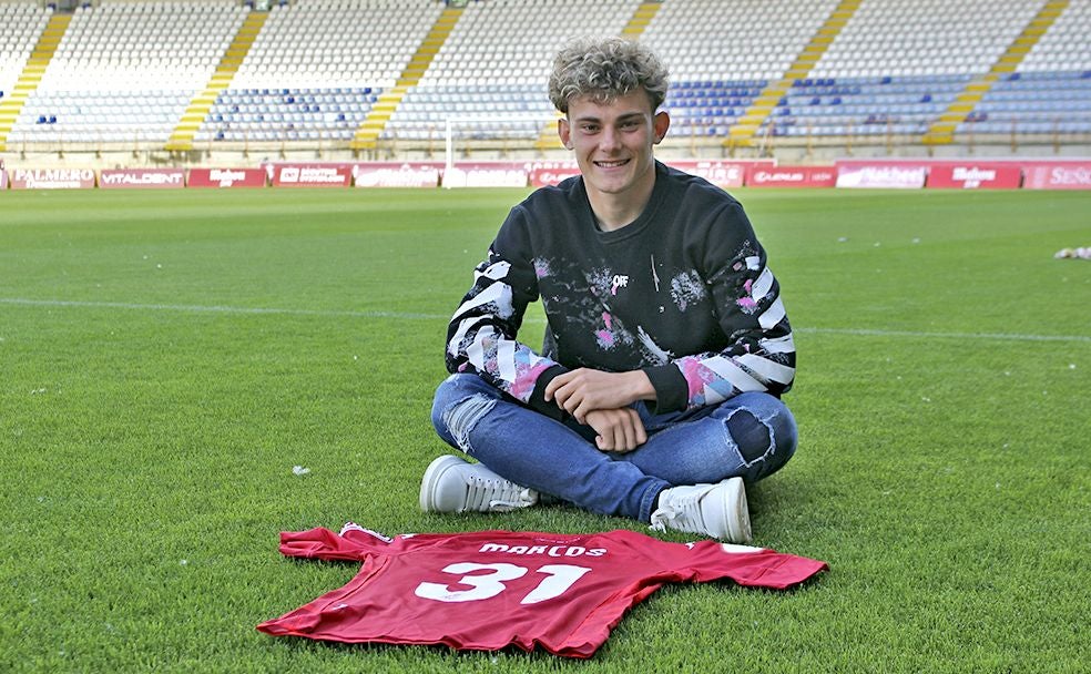 Marcos González posa con la camiseta de su debut con la Cultural en el césped del Reino de León.