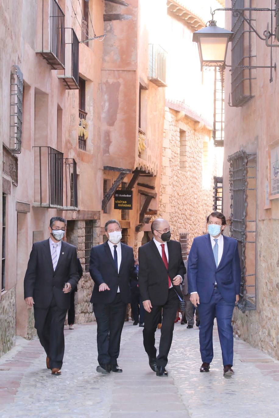 El presidente de la Junta de Castilla y León, Alfonso Fernández Mañueco, el presidente del Gobierno de Aragón, Javier Lambán, y el presidente de la Junta de Comunidades de Castilla-La Mancha, Emiliano García-Page, se hacen un selfie abres de reunirse en Albarracín (Teruel).