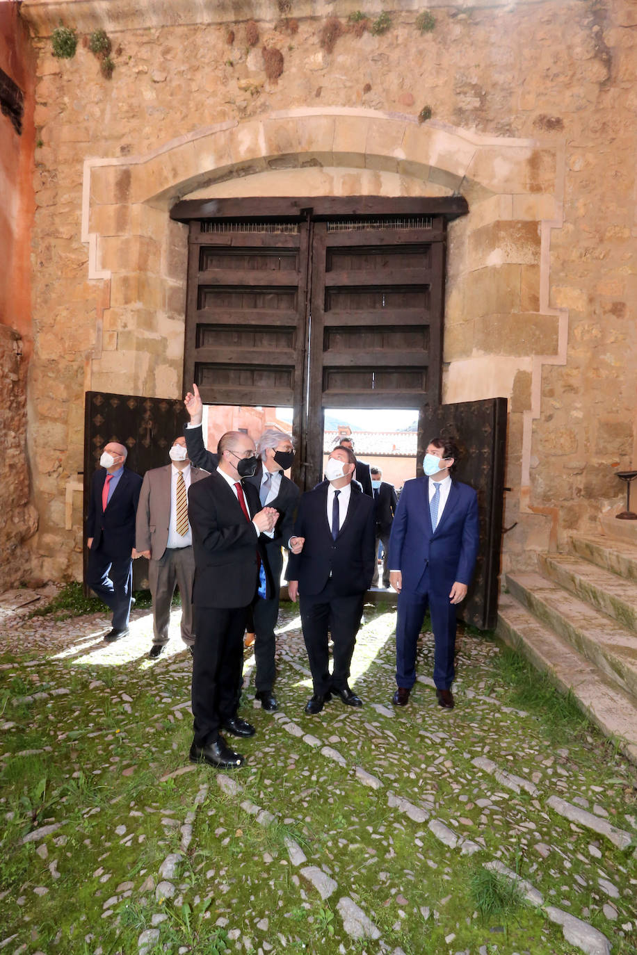 El presidente de la Junta de Castilla y León, Alfonso Fernández Mañueco, el presidente del Gobierno de Aragón, Javier Lambán, y el presidente de la Junta de Comunidades de Castilla-La Mancha, Emiliano García-Page, se hacen un selfie abres de reunirse en Albarracín (Teruel).