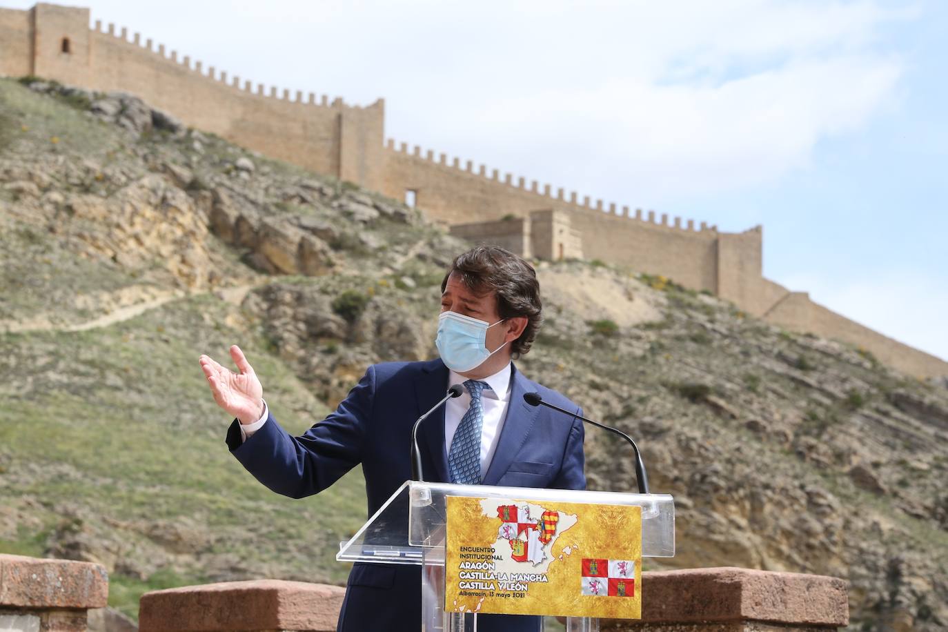 El presidente de la Junta de Castilla y León, Alfonso Fernández Mañueco, el presidente del Gobierno de Aragón, Javier Lambán, y el presidente de la Junta de Comunidades de Castilla-La Mancha, Emiliano García-Page, se hacen un selfie abres de reunirse en Albarracín (Teruel).