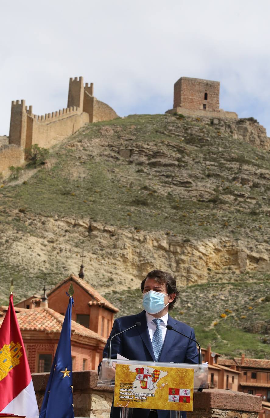 El presidente de la Junta de Castilla y León, Alfonso Fernández Mañueco, el presidente del Gobierno de Aragón, Javier Lambán, y el presidente de la Junta de Comunidades de Castilla-La Mancha, Emiliano García-Page, se hacen un selfie abres de reunirse en Albarracín (Teruel).