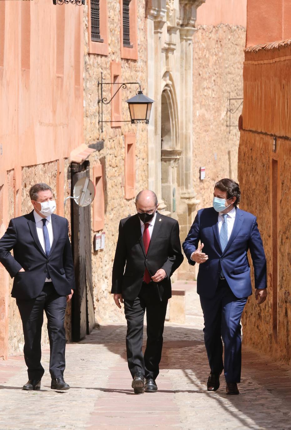 El presidente de la Junta de Castilla y León, Alfonso Fernández Mañueco, el presidente del Gobierno de Aragón, Javier Lambán, y el presidente de la Junta de Comunidades de Castilla-La Mancha, Emiliano García-Page, se hacen un selfie abres de reunirse en Albarracín (Teruel).