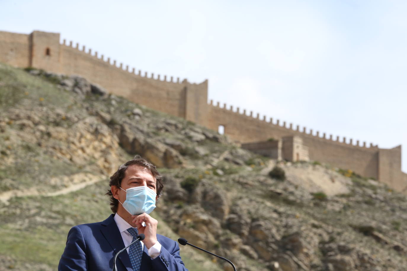 El presidente de la Junta de Castilla y León, Alfonso Fernández Mañueco, el presidente del Gobierno de Aragón, Javier Lambán, y el presidente de la Junta de Comunidades de Castilla-La Mancha, Emiliano García-Page, se hacen un selfie abres de reunirse en Albarracín (Teruel).