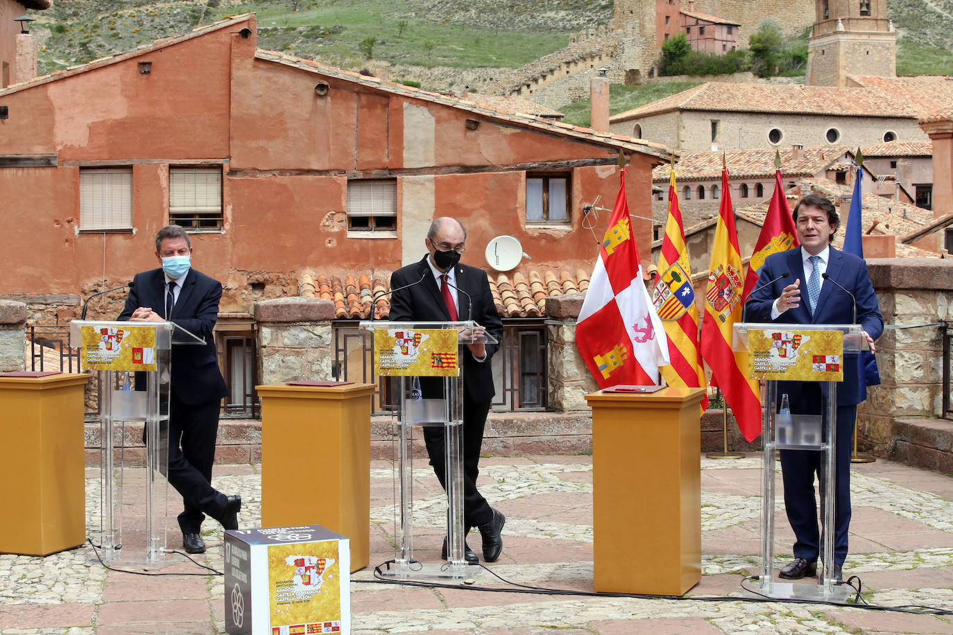 El presidente de la Junta de Castilla y León, Alfonso Fernández Mañueco, el presidente del Gobierno de Aragón, Javier Lambán, y el presidente de la Junta de Comunidades de Castilla-La Mancha, Emiliano García-Page, se hacen un selfie abres de reunirse en Albarracín (Teruel).