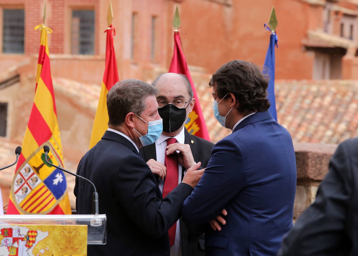 El presidente de la Junta de Castilla y León, Alfonso Fernández Mañueco, el presidente del Gobierno de Aragón, Javier Lambán, y el presidente de la Junta de Comunidades de Castilla-La Mancha, Emiliano García-Page, se hacen un selfie abres de reunirse en Albarracín (Teruel).