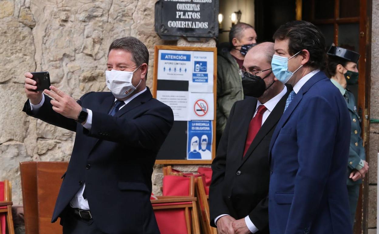 El presidente de la Junta de Castilla y León, Alfonso Fernández Mañueco, el presidente del Gobierno de Aragón, Javier Lambán, y el presidente de la Junta de Comunidades de Castilla-La Mancha, Emiliano García-Page.