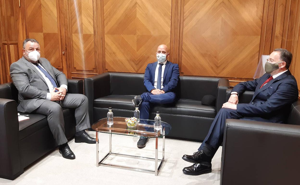 Encuentro entre el presidente de la Diputación de León, Eduardo Morán, y el alcalde de Boñar, Pepe Villa.