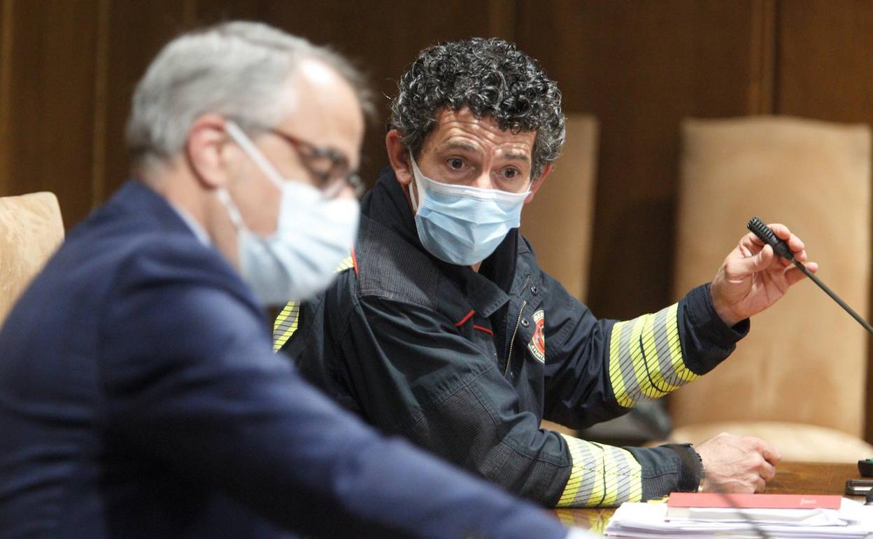 El alcalde de Ponferrada, Olegario Ramón, junto al jefe de Bomberos, Olivier Bao