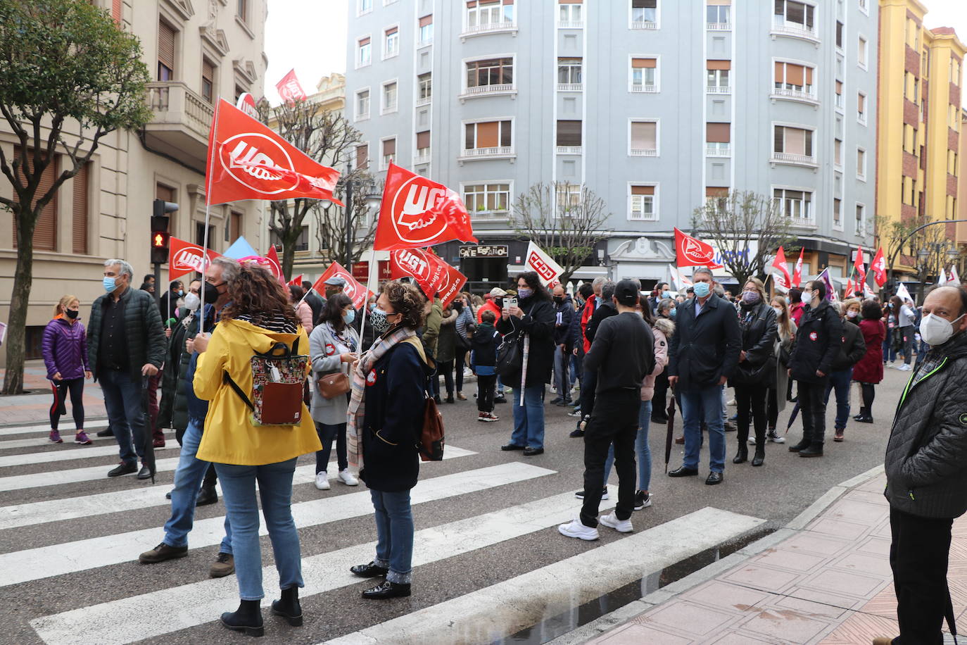 La manifestación recorre las calles ante las dudas en el futuro de Laboratorios Ovejero.