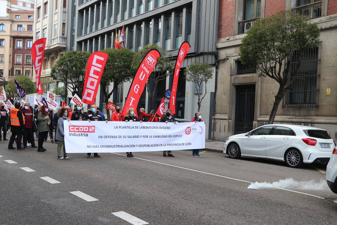 La manifestación recorre las calles ante las dudas en el futuro de Laboratorios Ovejero.