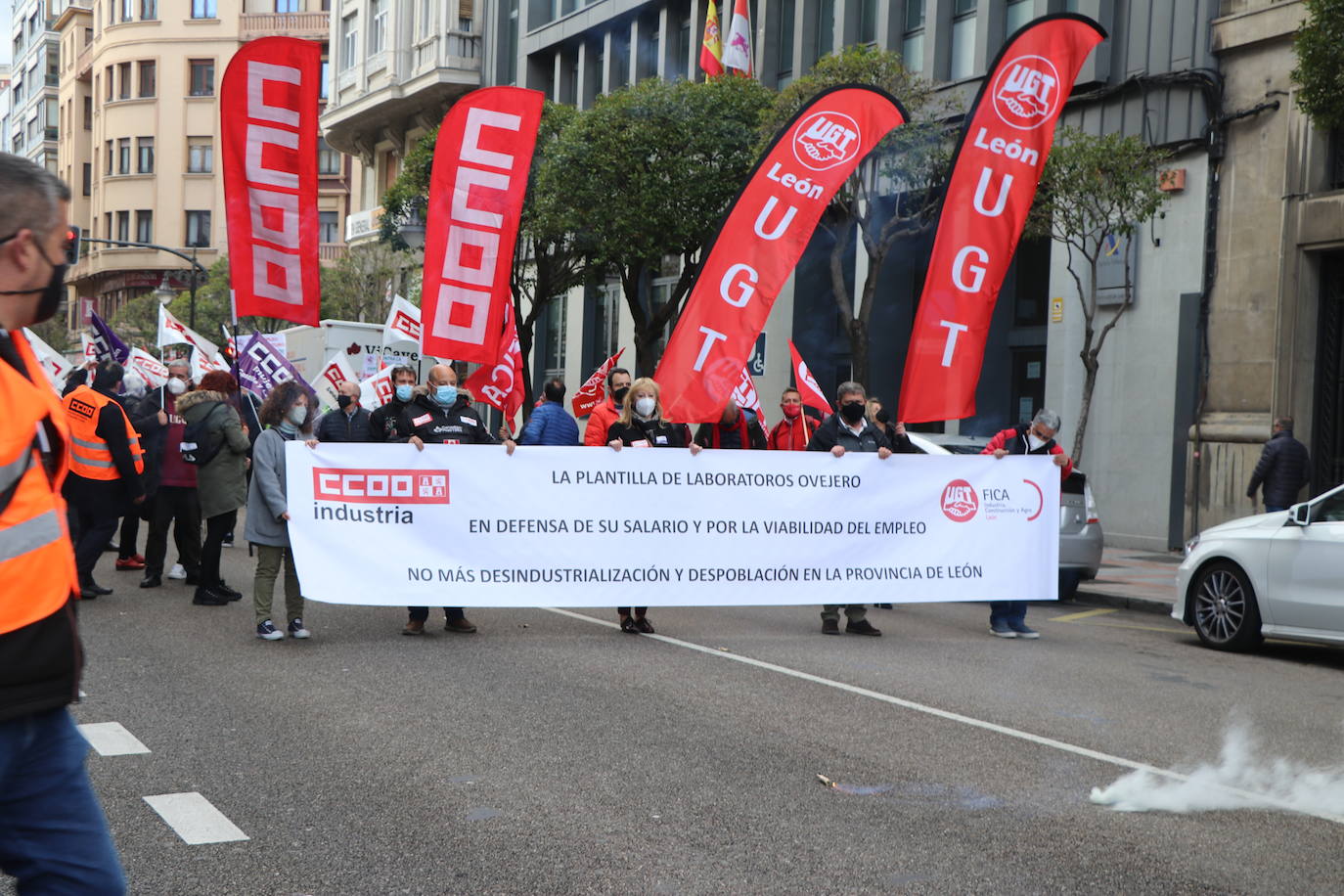 La manifestación recorre las calles ante las dudas en el futuro de Laboratorios Ovejero.