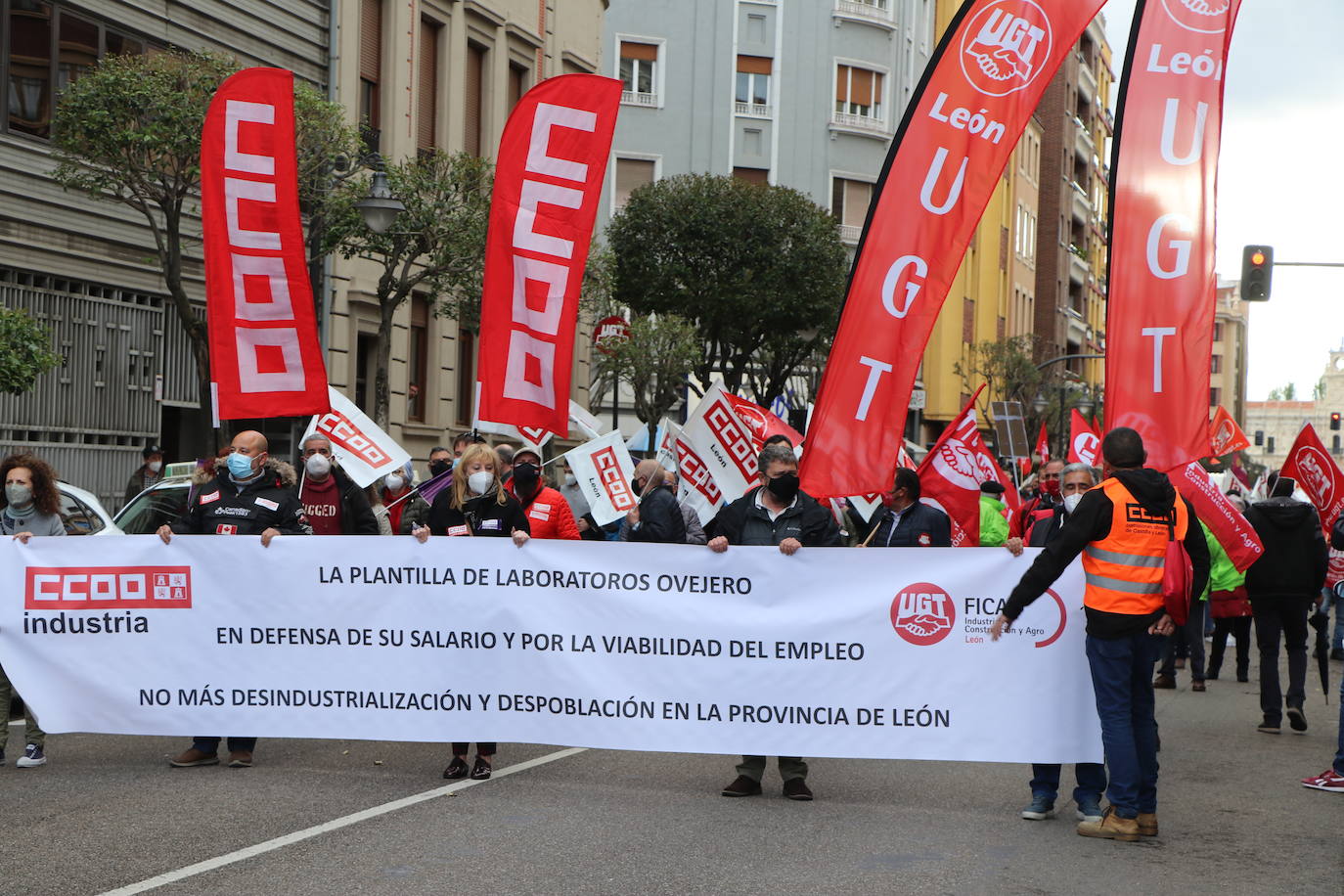 La manifestación recorre las calles ante las dudas en el futuro de Laboratorios Ovejero.