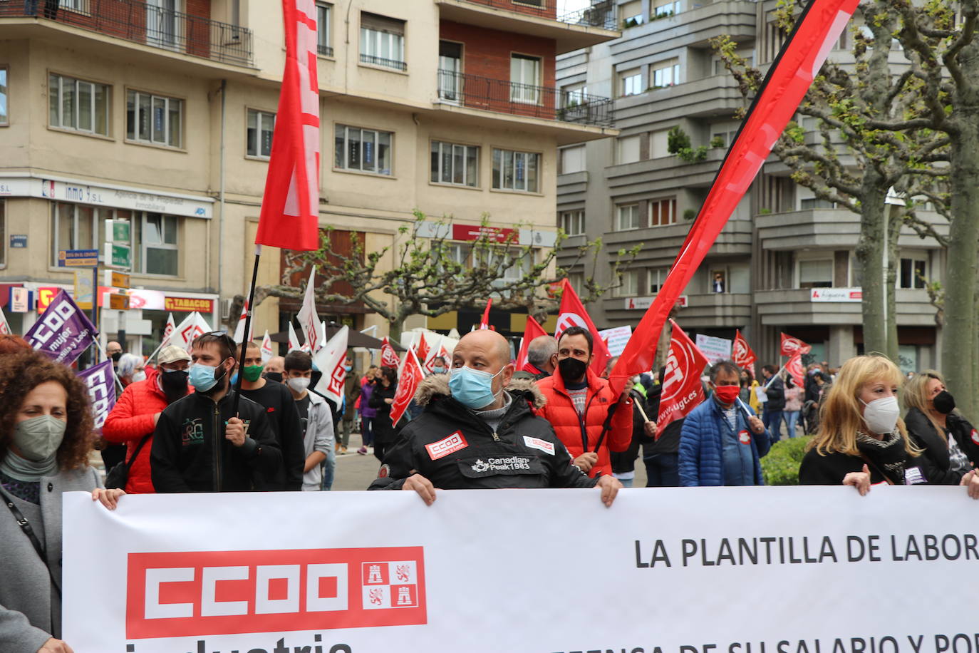 La manifestación recorre las calles ante las dudas en el futuro de Laboratorios Ovejero.