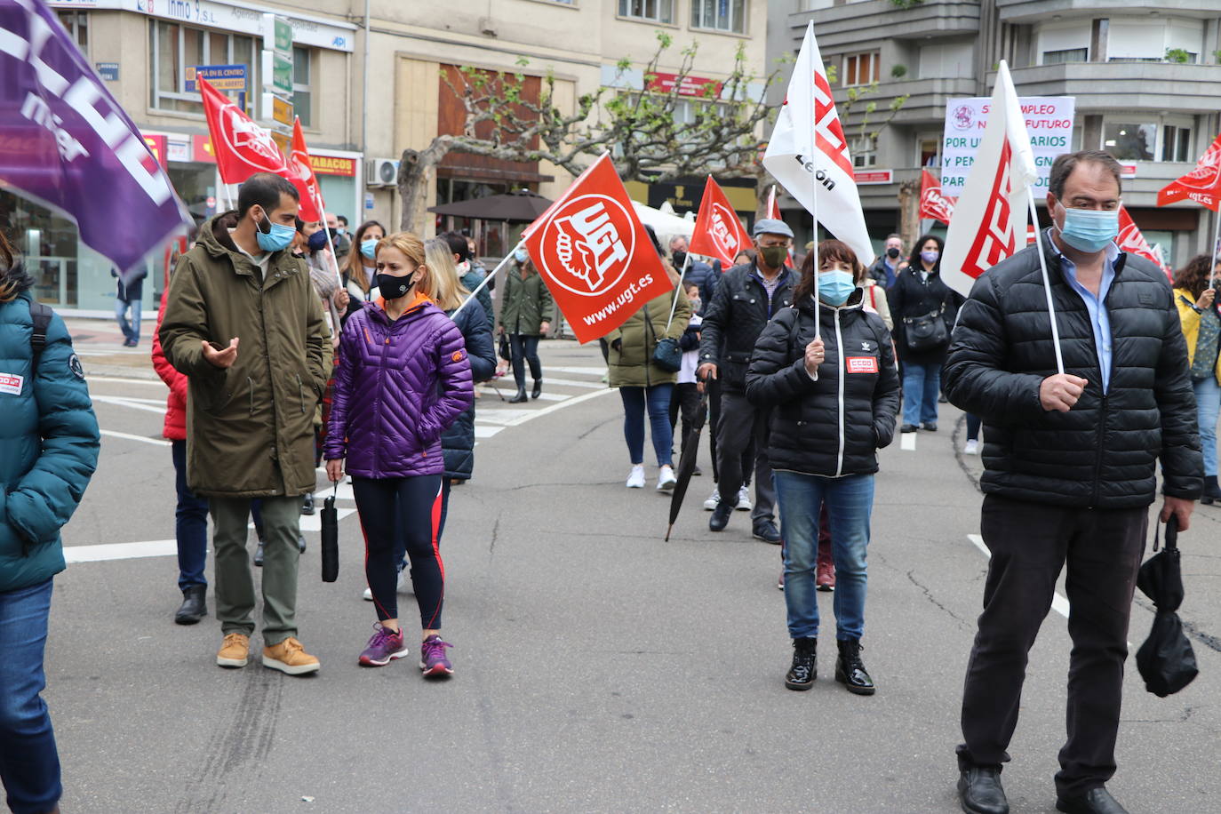 La manifestación recorre las calles ante las dudas en el futuro de Laboratorios Ovejero.
