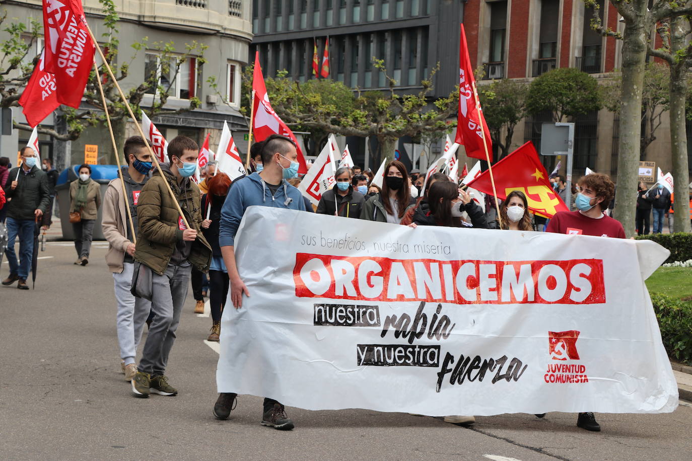La manifestación recorre las calles ante las dudas en el futuro de Laboratorios Ovejero.