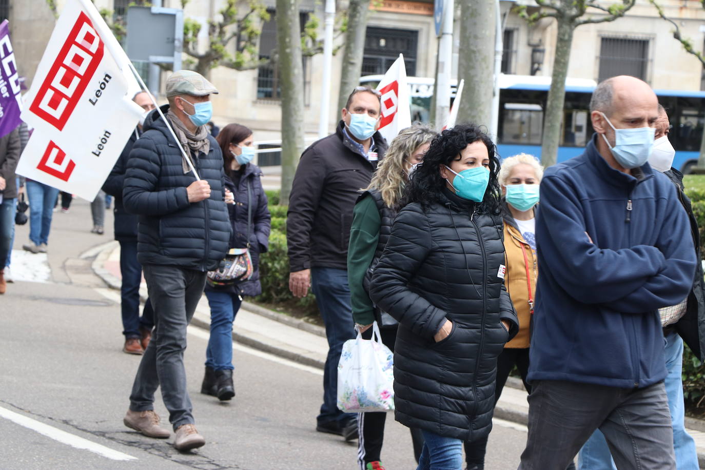 La manifestación recorre las calles ante las dudas en el futuro de Laboratorios Ovejero.