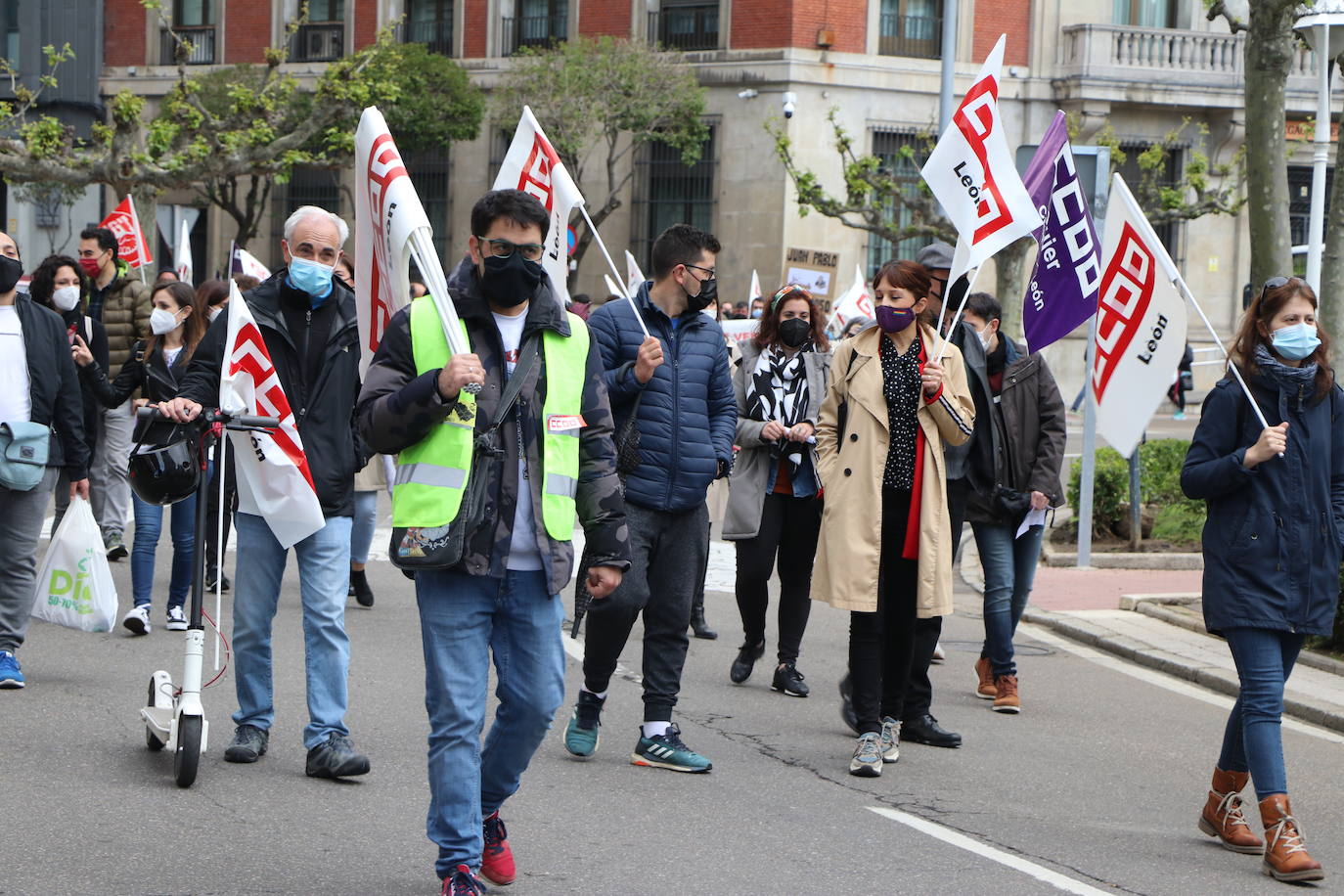 La manifestación recorre las calles ante las dudas en el futuro de Laboratorios Ovejero.