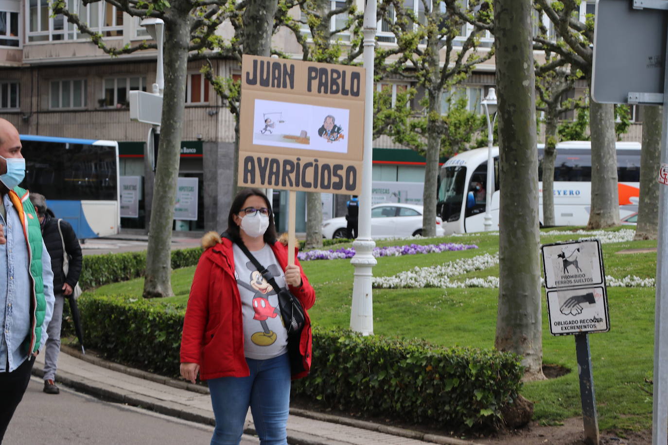 La manifestación recorre las calles ante las dudas en el futuro de Laboratorios Ovejero.