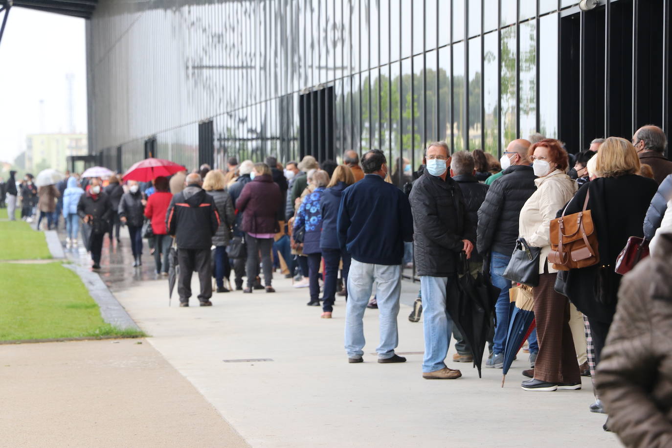 Cientos de leoneses vuelven a acudir a la llamada de Atención Primaria y al desafío de acabar con la covid-19.