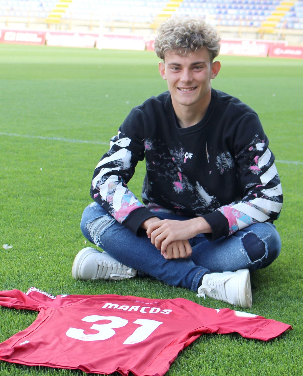 El joven jugador leonés posa con la camiseta con la que se estrenó con la Cultural ante el Celta B.