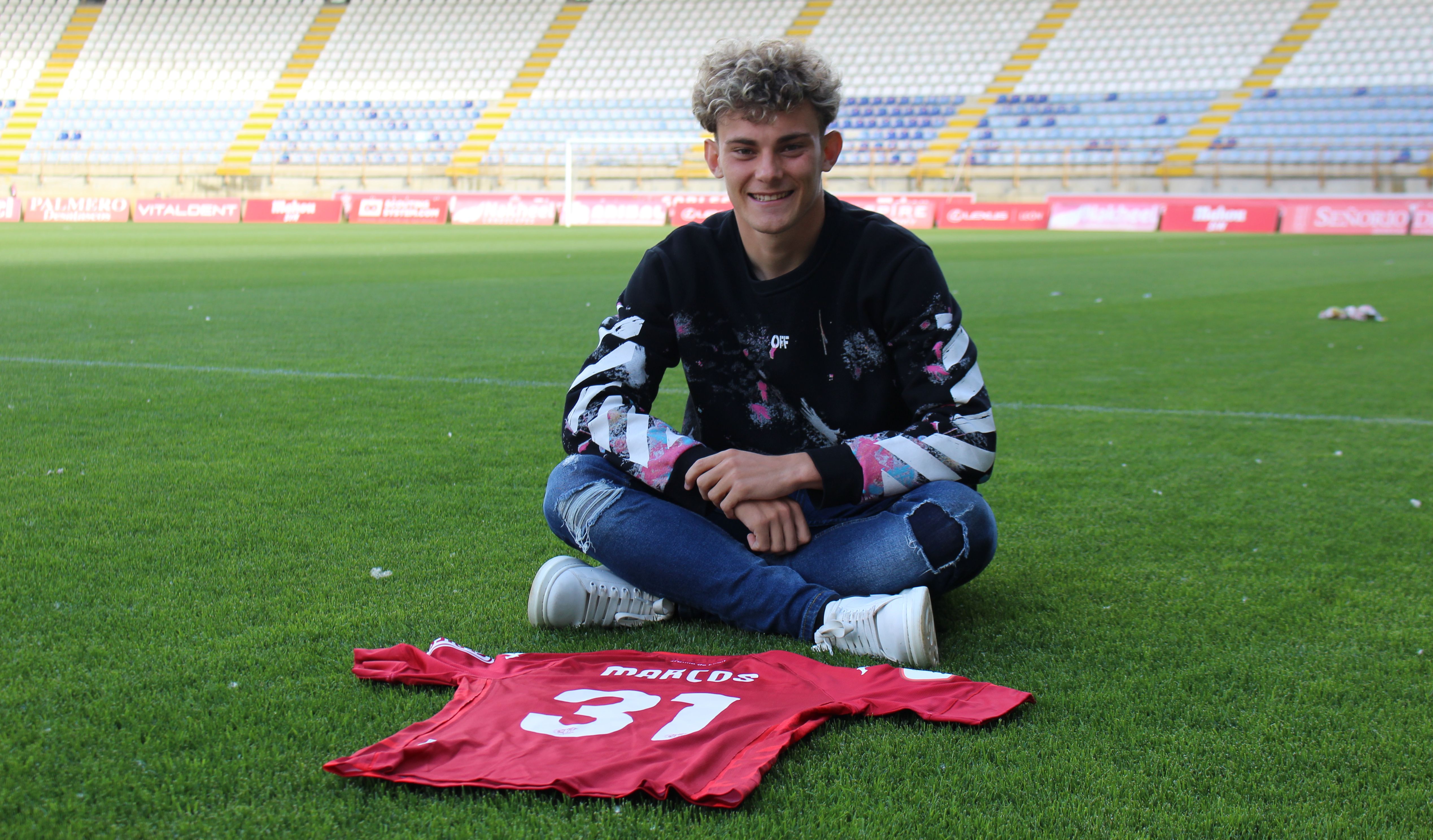 El joven jugador leonés posa con la camiseta con la que se estrenó con la Cultural ante el Celta B.