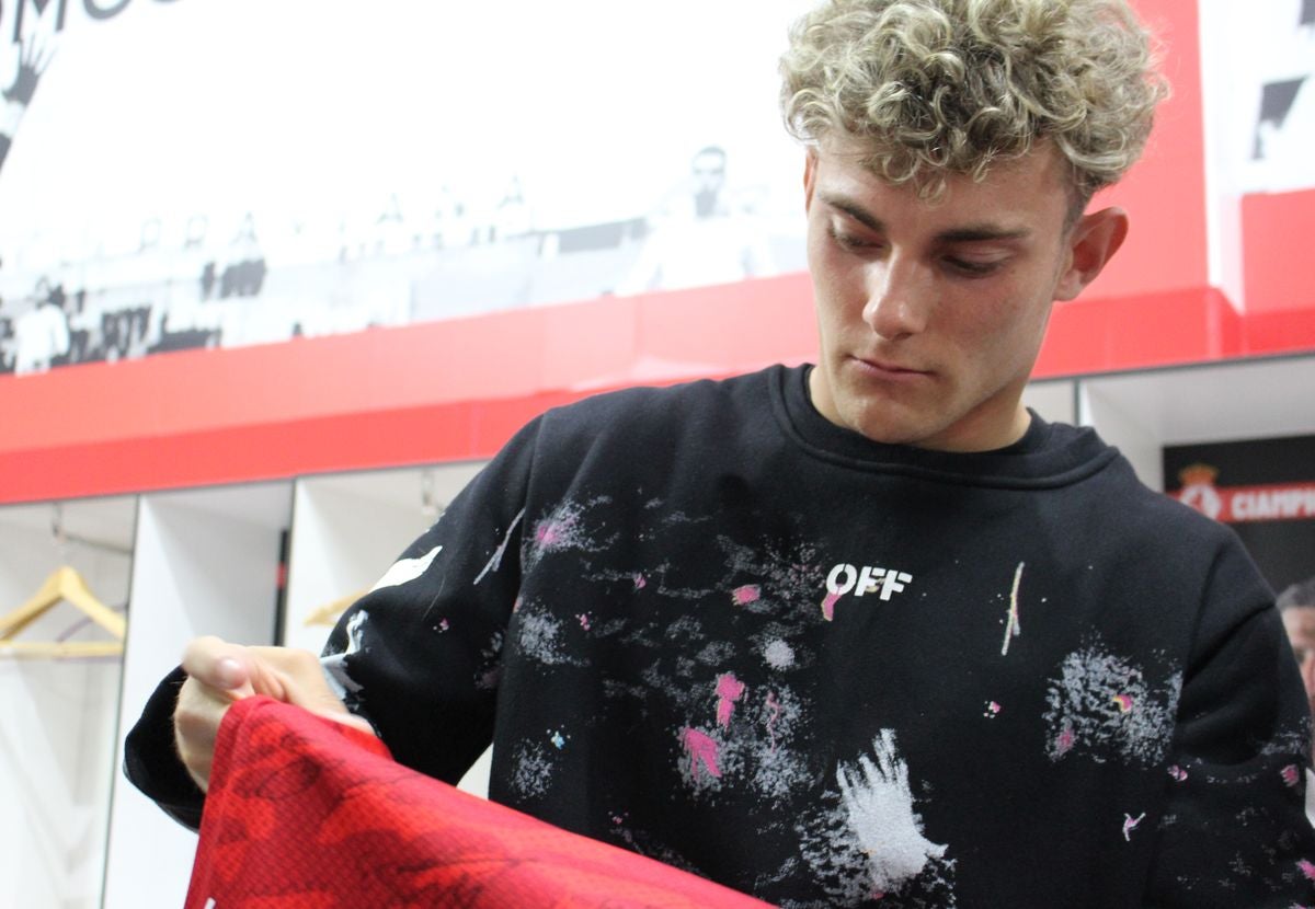 El joven jugador leonés posa con la camiseta con la que se estrenó con la Cultural ante el Celta B.