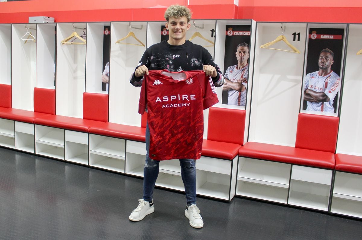 El joven jugador leonés posa con la camiseta con la que se estrenó con la Cultural ante el Celta B.