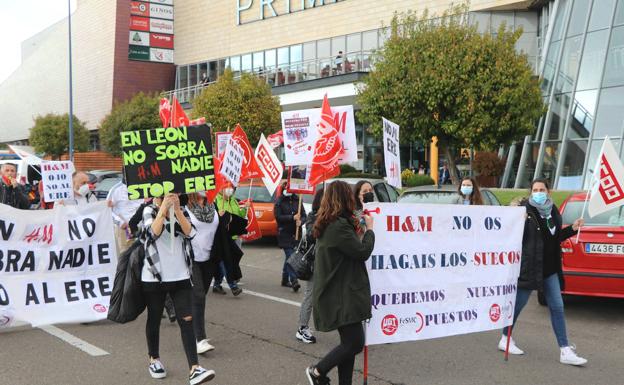 Galería. Las trabajadoras reclaman que no se precarice su empleo y se mantegan todos los puestos.