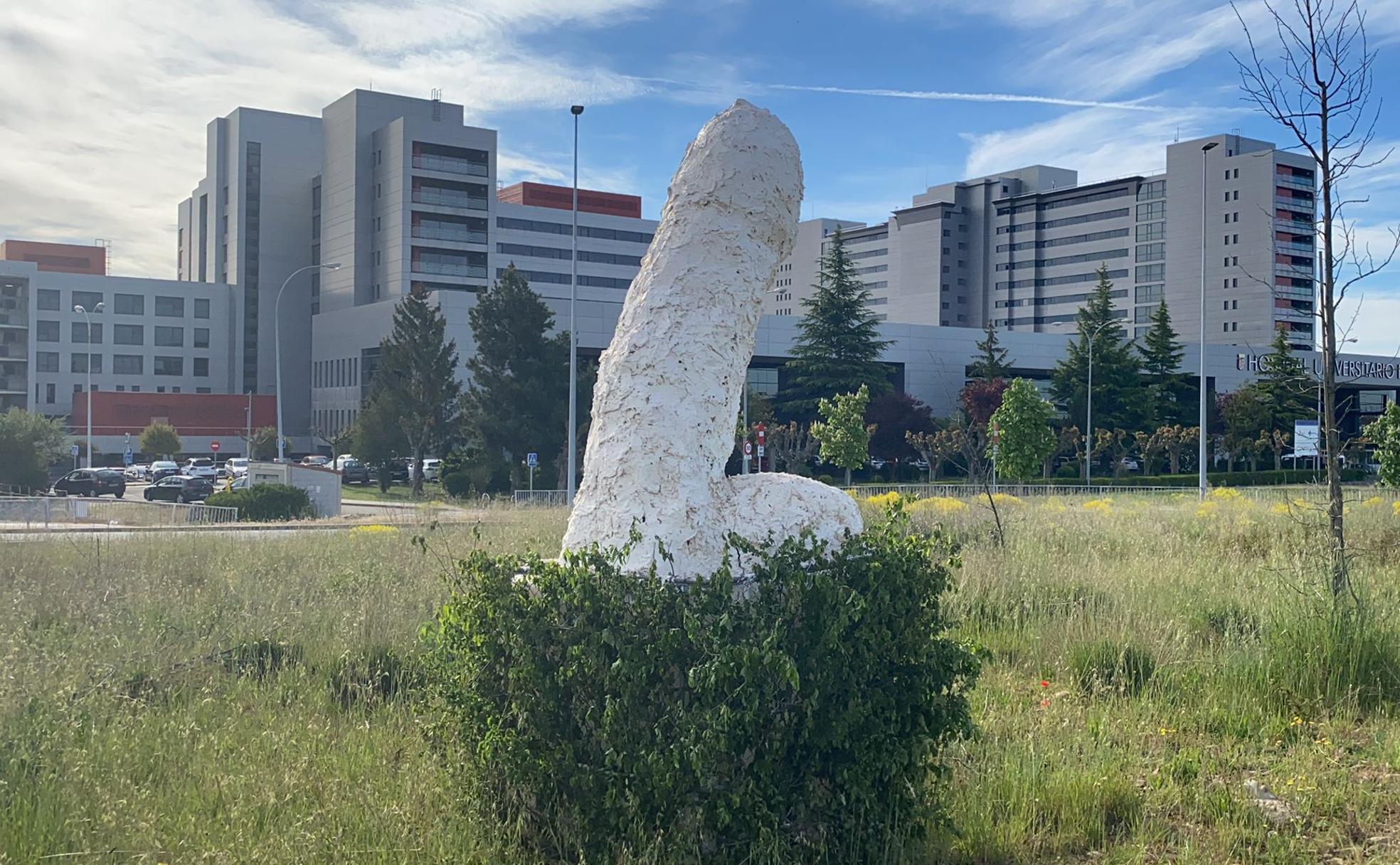 Imagen de la provocadora escultura situada en la rotonda del Hospital de León para destacar el arte urbano. 