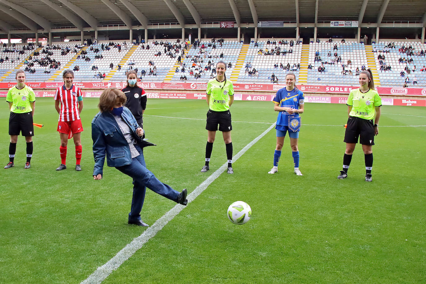 El Reino de León recibió a centenares de aficionados que no quisieron faltar en el gran día del fútbol femenino leonés