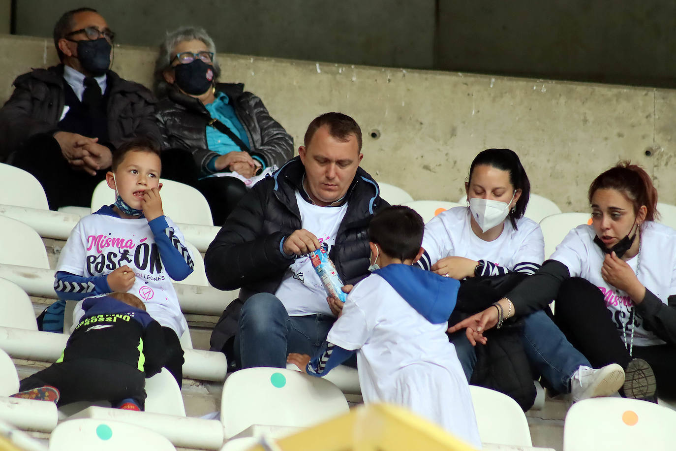 El Reino de León recibió a centenares de aficionados que no quisieron faltar en el gran día del fútbol femenino leonés