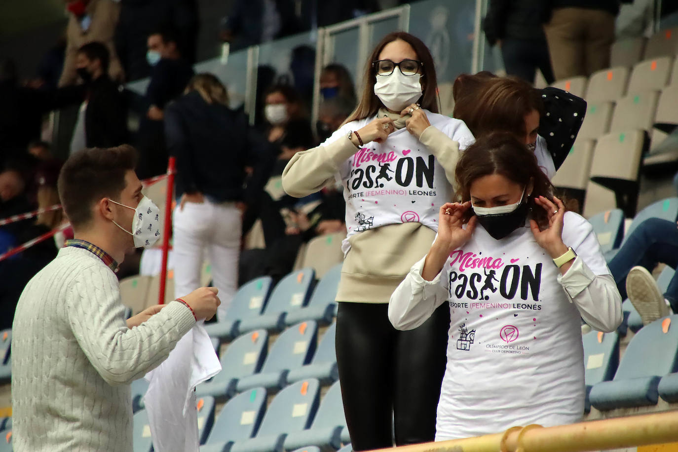 El Reino de León recibió a centenares de aficionados que no quisieron faltar en el gran día del fútbol femenino leonés