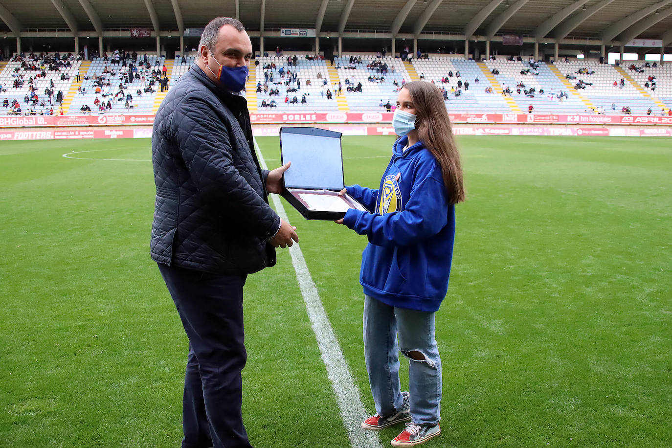 El Reino de León recibió a centenares de aficionados que no quisieron faltar en el gran día del fútbol femenino leonés