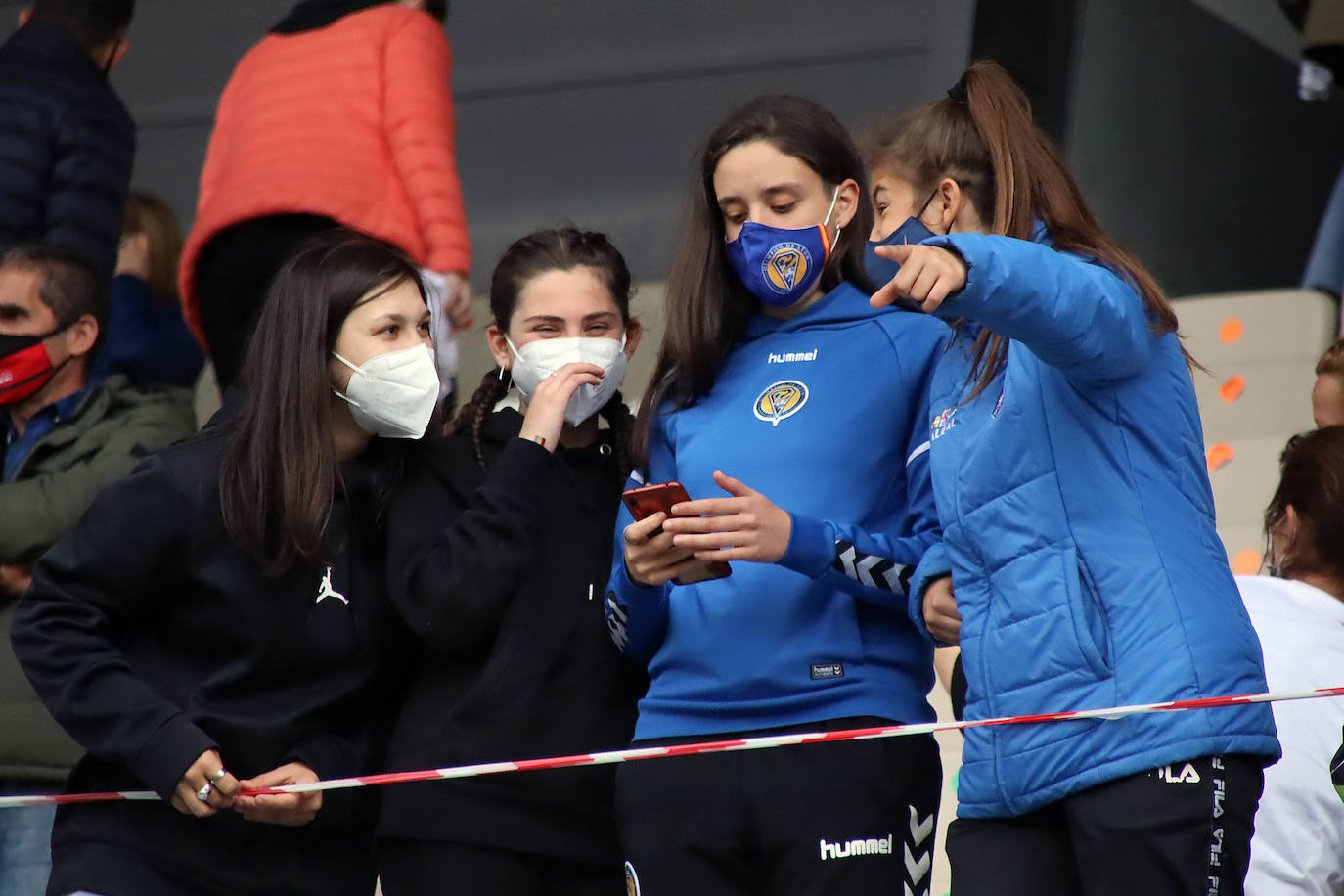 El Reino de León recibió a centenares de aficionados que no quisieron faltar en el gran día del fútbol femenino leonés