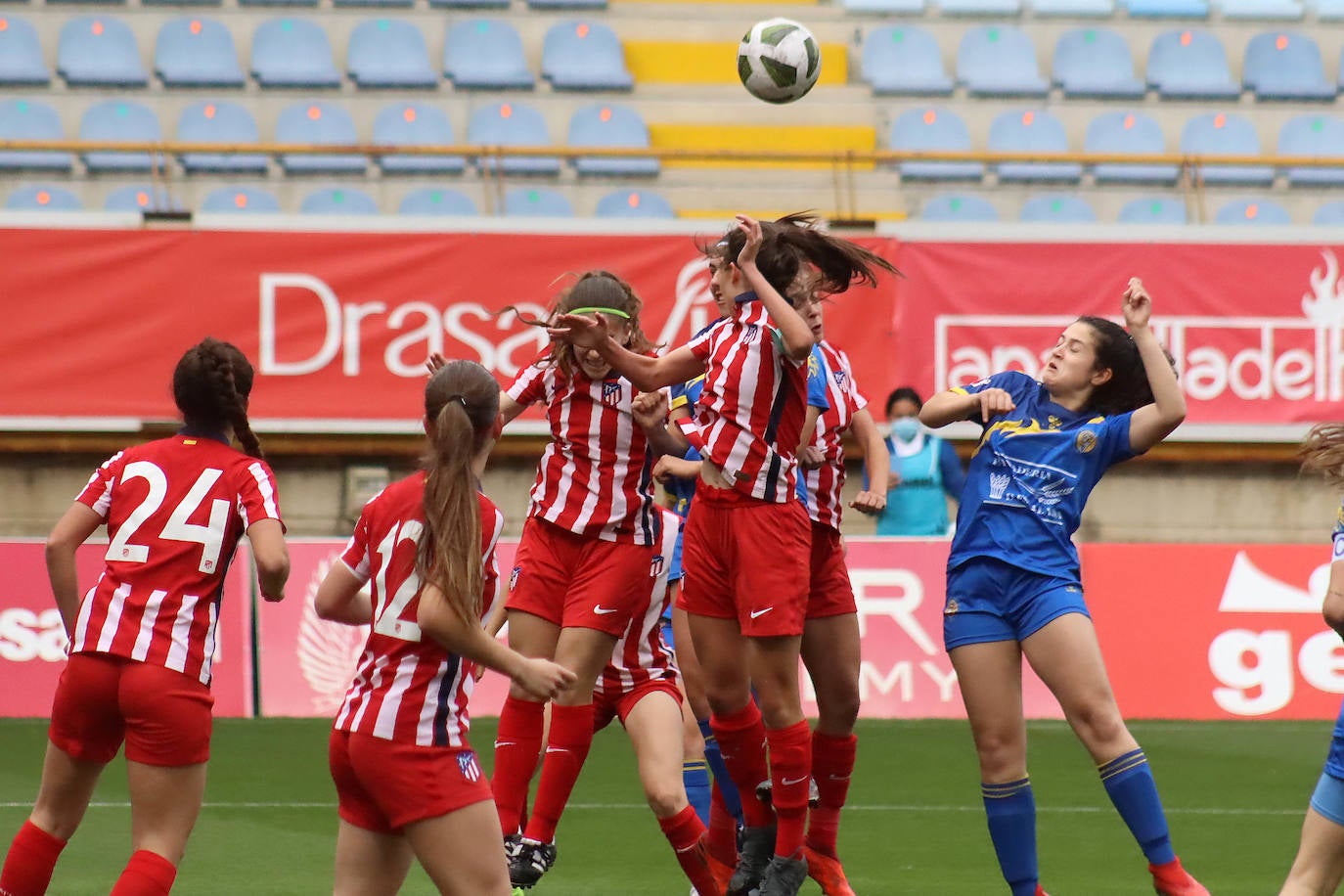 El conjunto leonés supera 4-1 al Atlético C en el día en el que el fútbol femenino desembarcó en el Reino de León