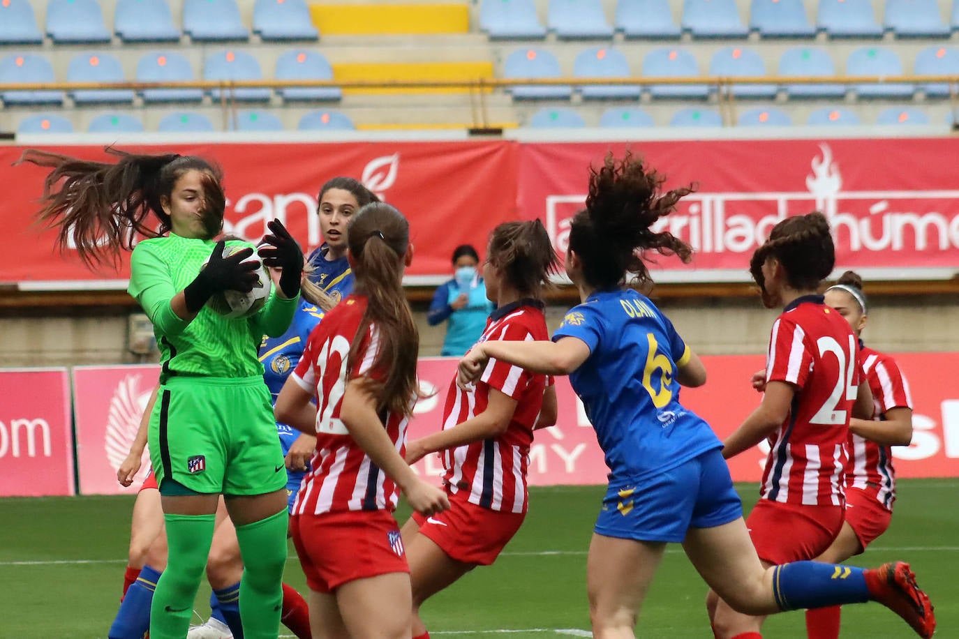 El conjunto leonés supera 4-1 al Atlético C en el día en el que el fútbol femenino desembarcó en el Reino de León