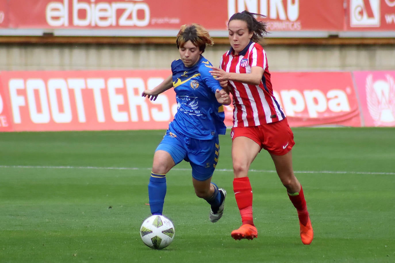 El conjunto leonés supera 4-1 al Atlético C en el día en el que el fútbol femenino desembarcó en el Reino de León