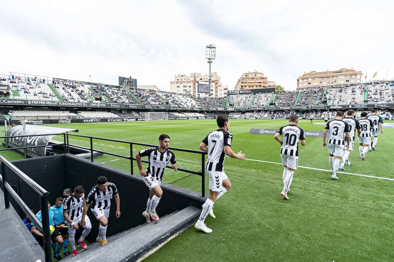 El conjunto berciano vivió el primer partido con público en el fútbol profesional desde hace más de un año en su visita al CD Castellón