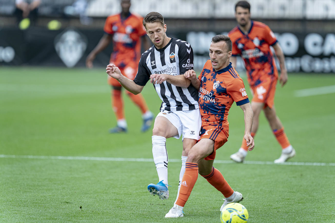 El conjunto berciano vivió el primer partido con público en el fútbol profesional desde hace más de un año en su visita al CD Castellón