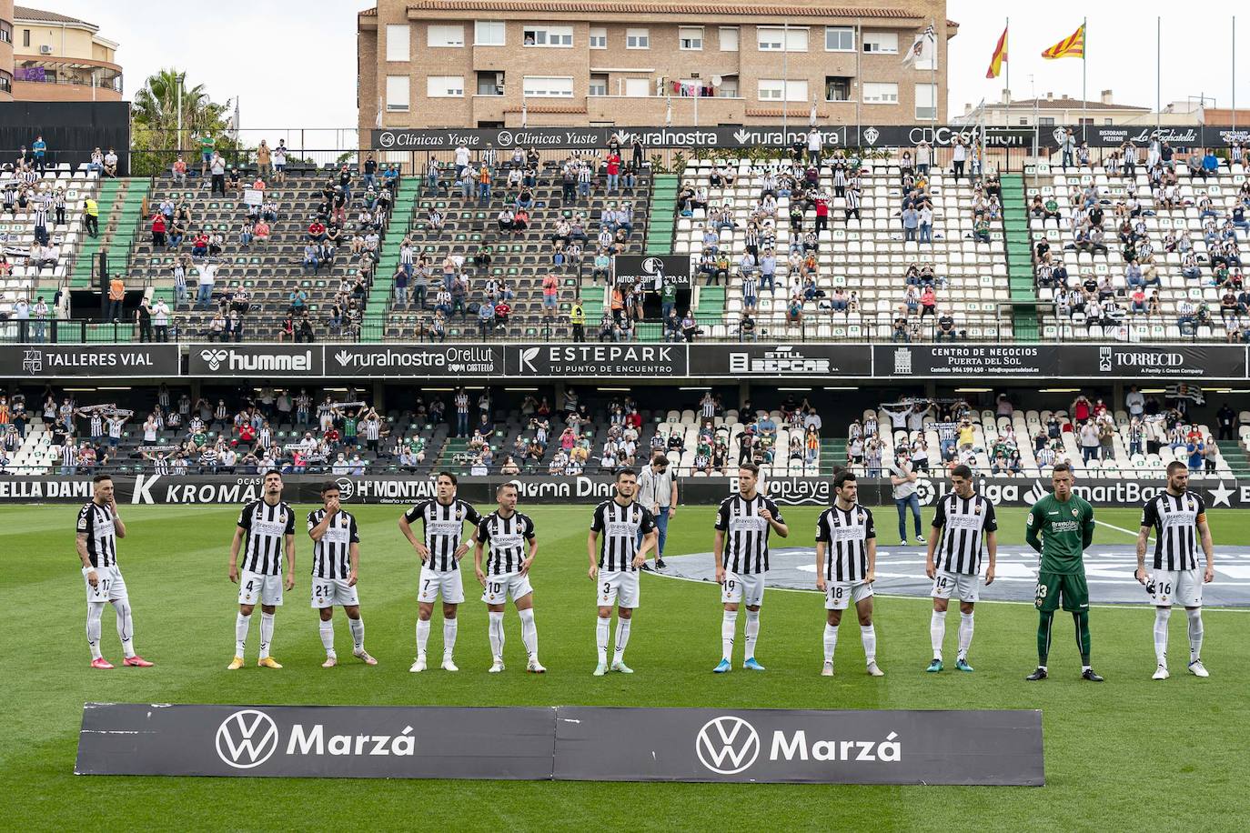 El conjunto berciano vivió el primer partido con público en el fútbol profesional desde hace más de un año en su visita al CD Castellón