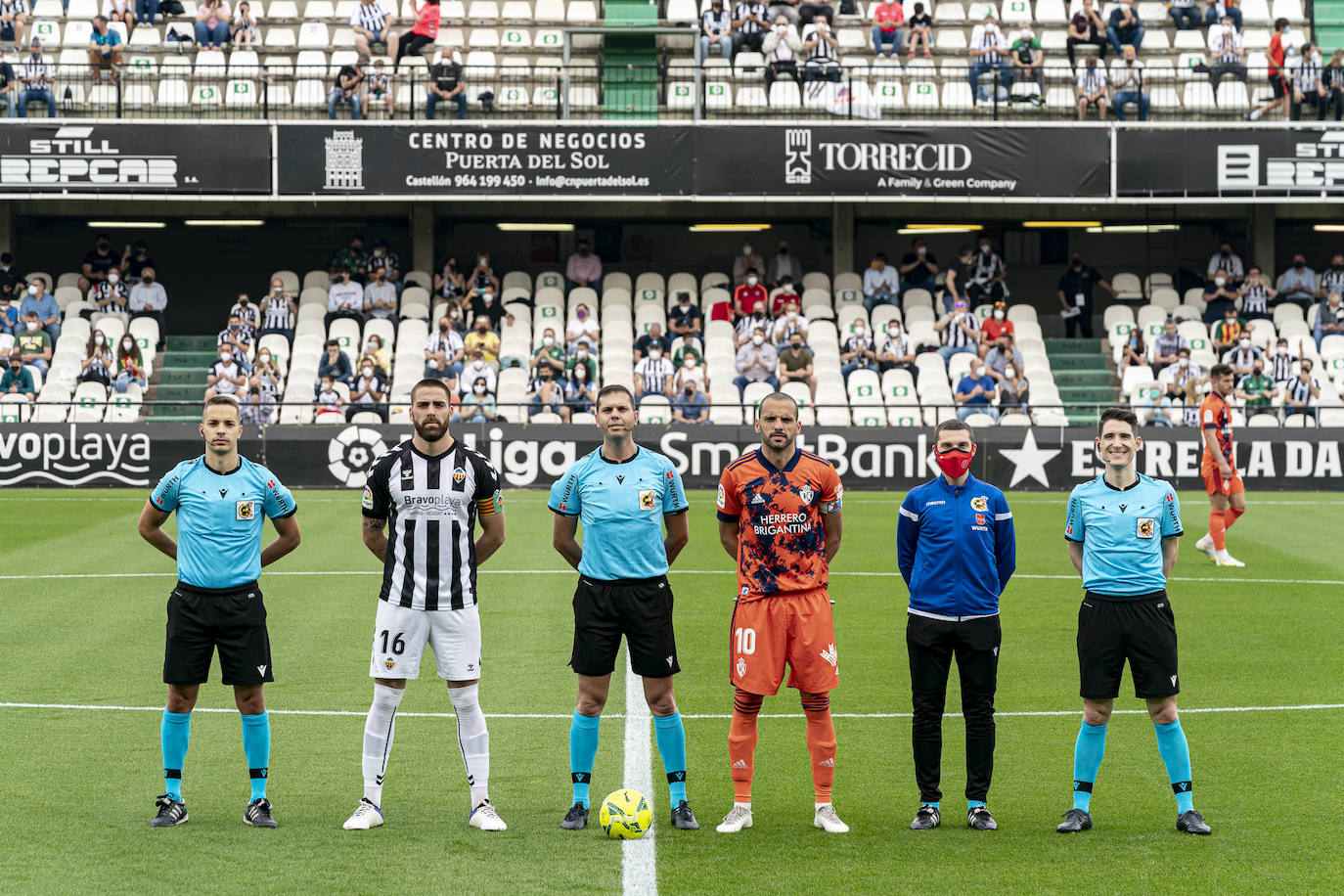 El conjunto berciano vivió el primer partido con público en el fútbol profesional desde hace más de un año en su visita al CD Castellón