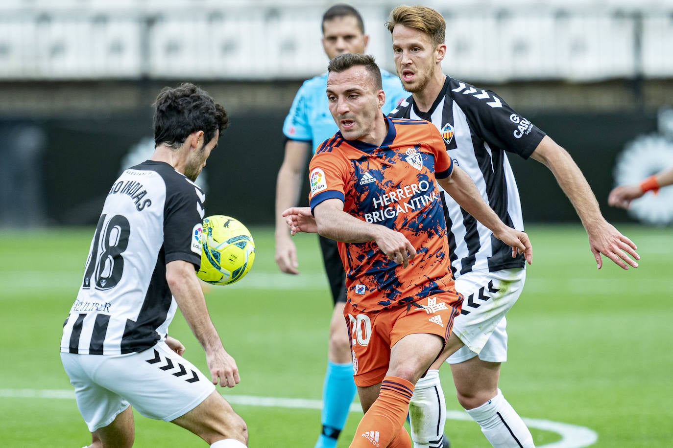 El conjunto berciano vivió el primer partido con público en el fútbol profesional desde hace más de un año en su visita al CD Castellón