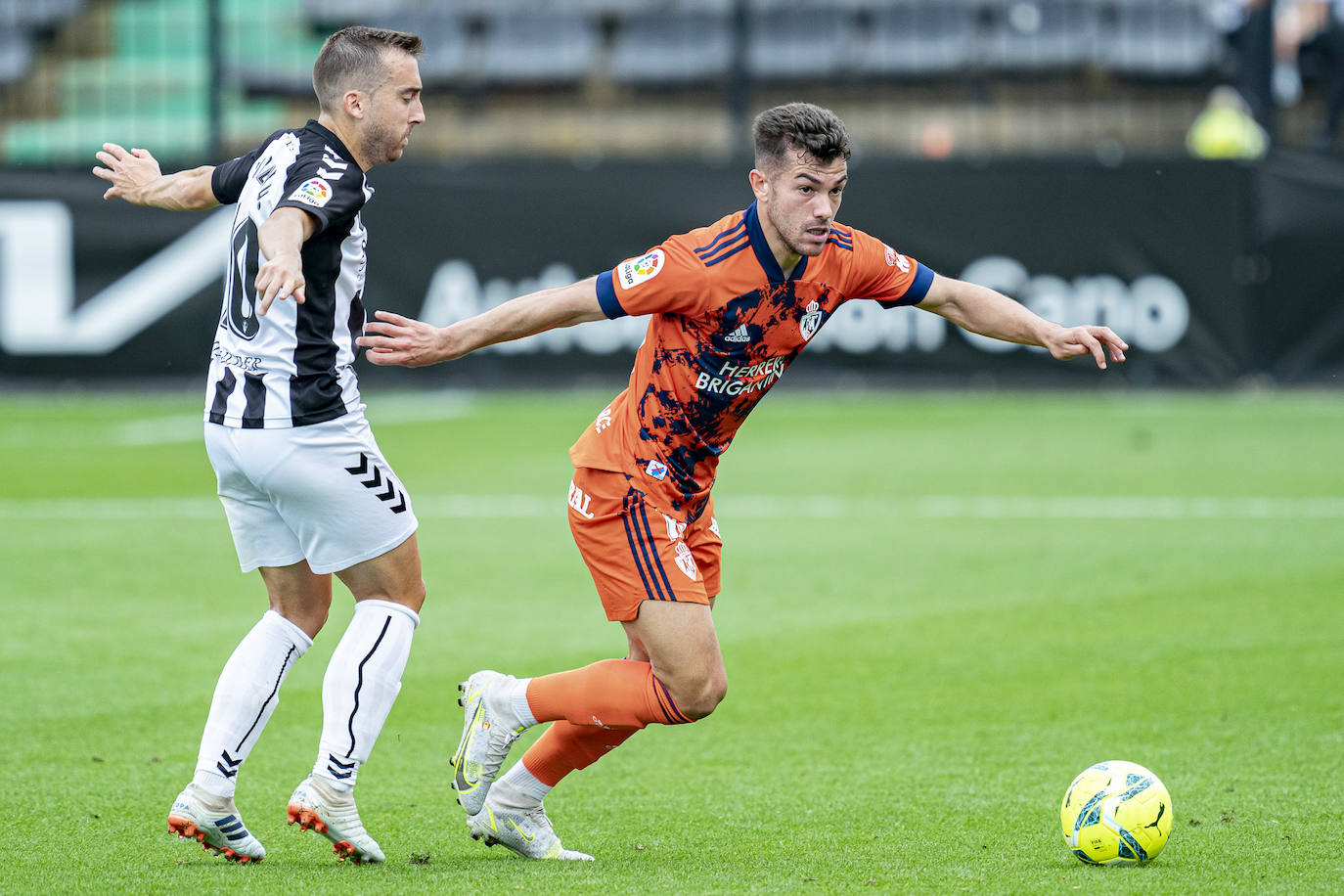 El conjunto berciano vivió el primer partido con público en el fútbol profesional desde hace más de un año en su visita al CD Castellón