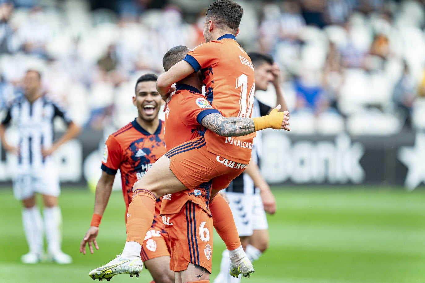 El conjunto berciano vivió el primer partido con público en el fútbol profesional desde hace más de un año en su visita al CD Castellón