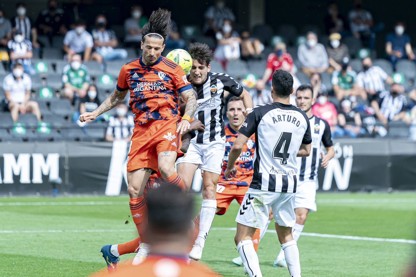 El conjunto berciano vivió el primer partido con público en el fútbol profesional desde hace más de un año en su visita al CD Castellón